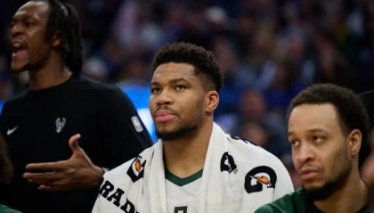 开云官方平台-被主队球迷嘘完，字母哥还能待多久？