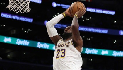 开云中国官网-湖人狂胜24分获4大喜讯！东契奇蜕变老詹破纪录 2换1交易捡漏神射