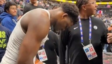 开云综合服务-真宠粉！爱德华兹赛后送球衣&amp;鞋&amp;签名&amp;合照！球裤差点脱掉